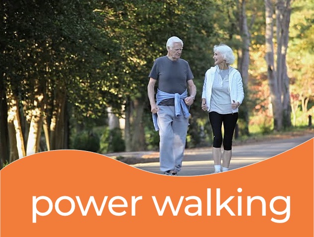 dos seniores haciendo power walking