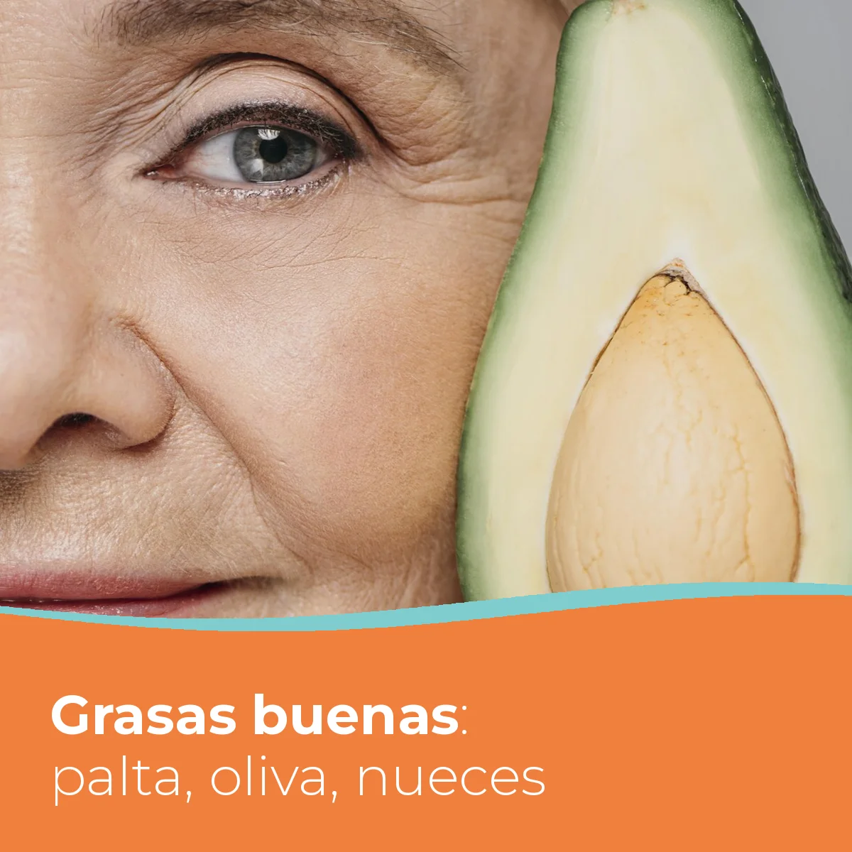 Mujer mayor sosteniendo media palta junto a su cara: grasas saludables para la piel